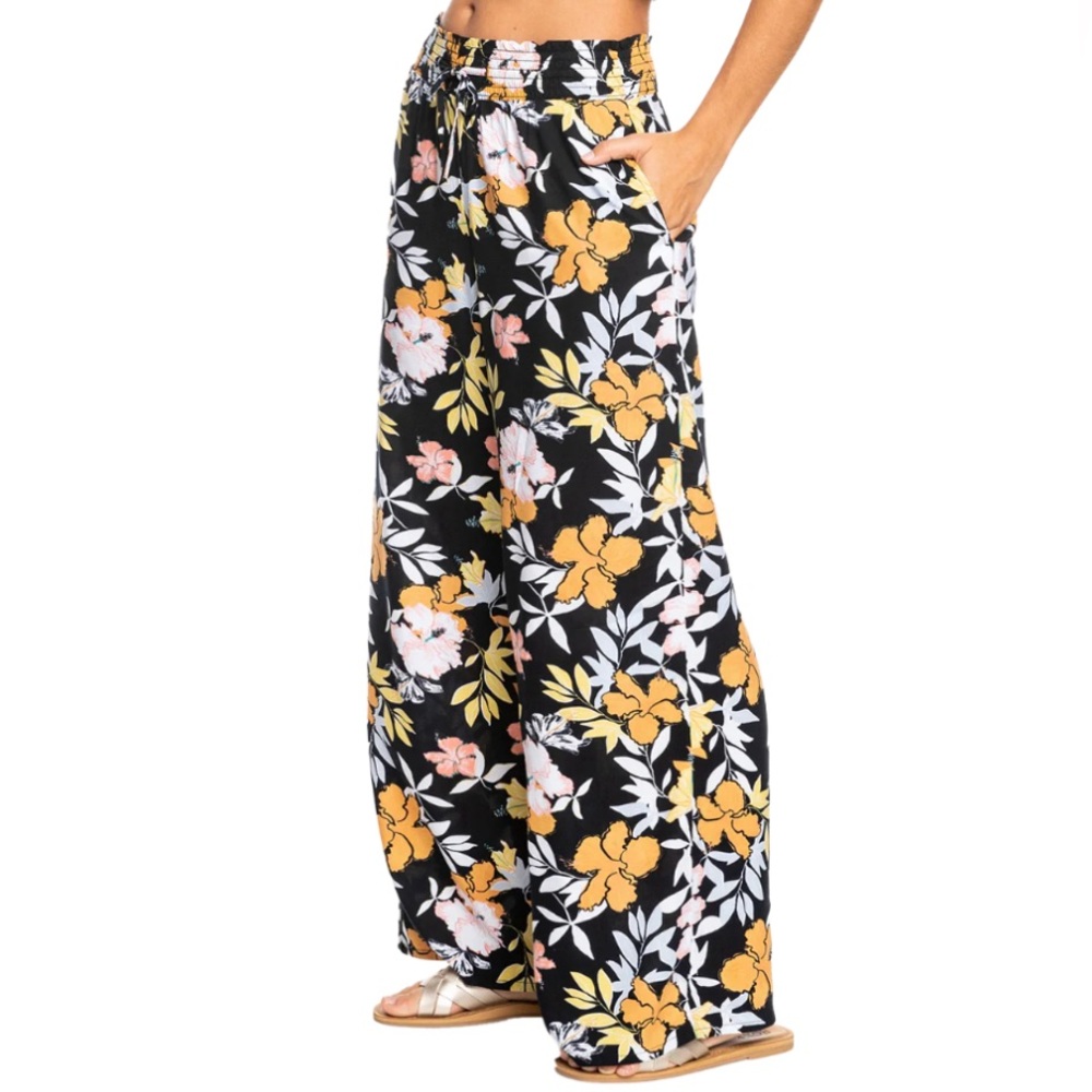 Adorable Roxy Women’s Small NWOT Mid-rise Wide Leg Black and Floral Beach Pants